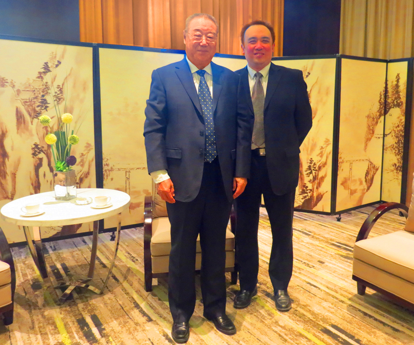 與中國機械工業(yè)聯(lián)合會會長、黨委書記王瑞祥合影.jpg